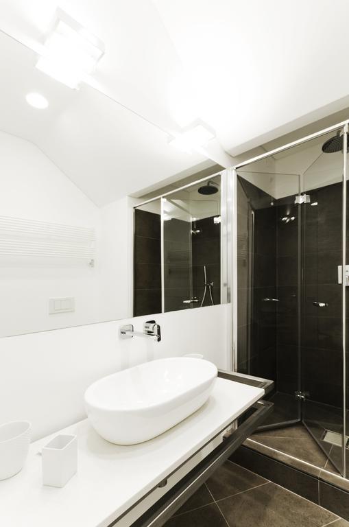 Deluxe Double Room Shower