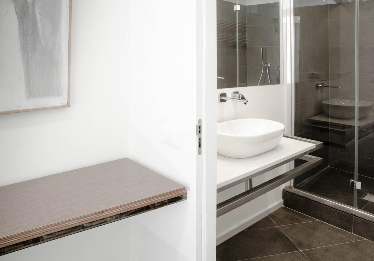 Deluxe Double Room Shower